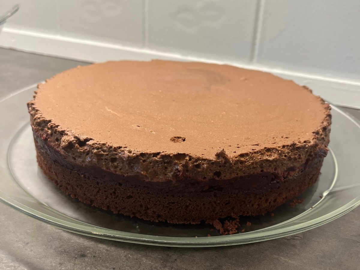 Brownie med chokolademousse og brombærsyltetøj