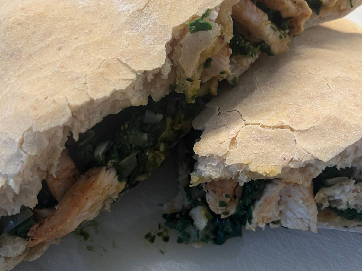 Calzone med kylling, spinat og rød pesto